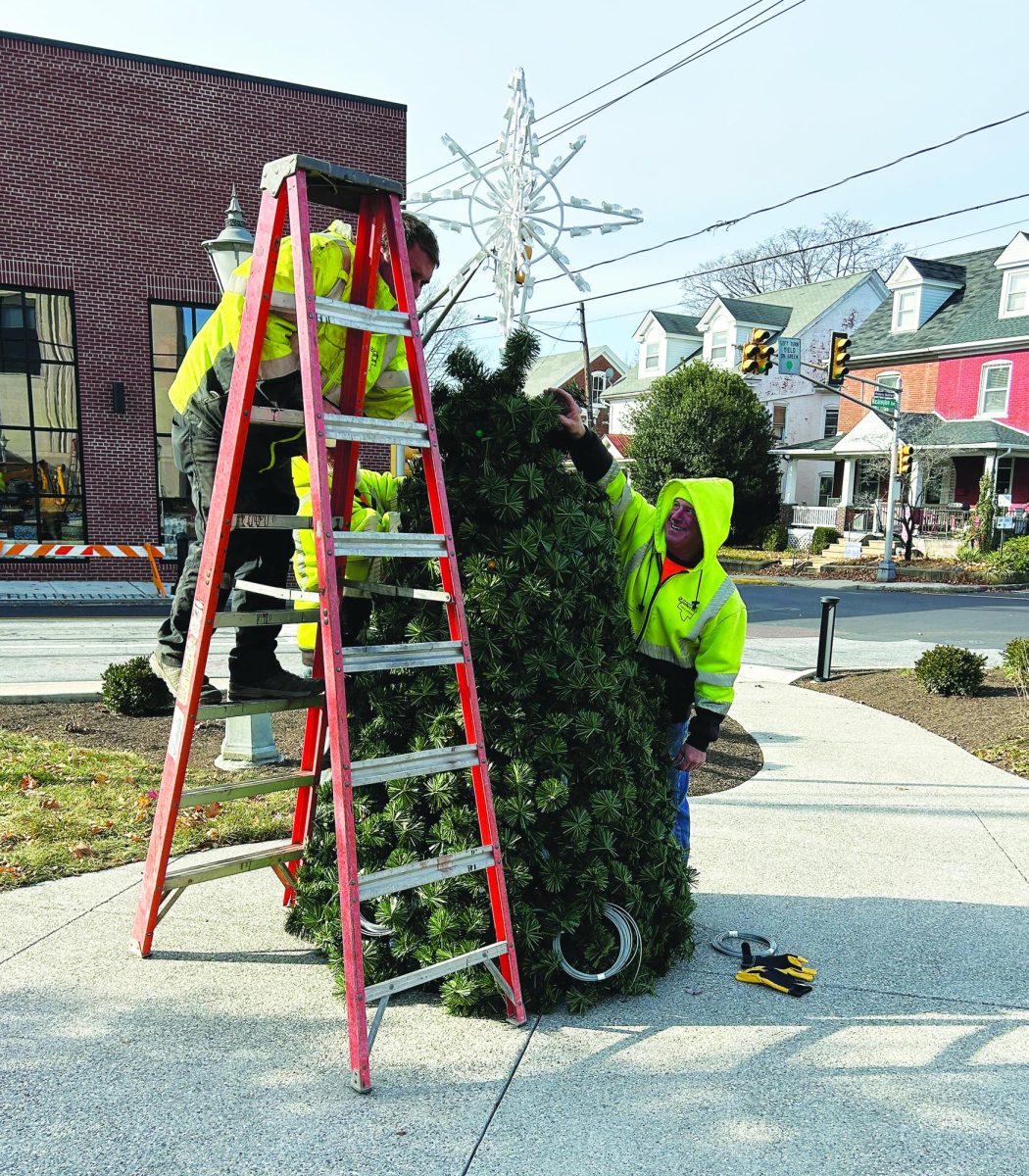 %E2%80%98Tis+the+season...Preparing+for+Souderton%E2%80%99s+annual+tree+lighting+on+December+1%2C+Public+Works+employees+%28from+left%29+Seth+Renner%2C+Dave+Yoder+and+Tim+Kelly+put+together+the+top+of+the+tree+in+Univest%E2%80%99s+parking+lot.+